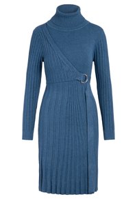 Robe en tricot côtelé bleu avec col roulé, design asymétrique à enveloppe, ceinture en tissu avec anneau en métal et manches longues.