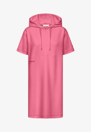 Roze korte mouw capuchonjurk met trekkoord, naad over de borst en subtiele tekst aan de linkerkant en op de mouw.