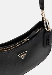 Borsa a spalla sintetica nera con finitura testurizzata, hardware dorato, chiusura con zip e accento con logo triangolare.