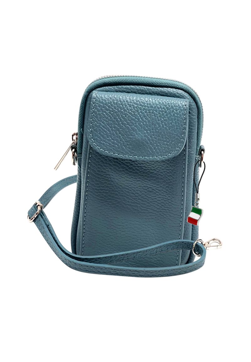Lichtblauwe leren crossbodytas met een textuurafwerking, ritssluiting, voorvak en verstelbare schouderband. Heeft een kleine Italiaanse vlag charm.