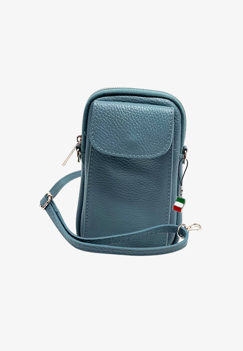 Lichtblauwe leren crossbodytas met een textuurafwerking, ritssluiting, voorvak en verstelbare schouderband. Heeft een kleine Italiaanse vlag charm.