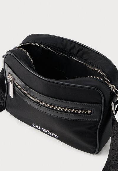 Μαύρη τσάντα crossbody Off-White με δύο θήκες με φερμουάρ, ασημένια φερμουάρ και ρυθμιζόμενο λουράκι με ανάγλυφο λογότυπο.
