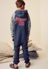 Next ALL-IN-ONE.  - REGULAR FIT - Pizsamák - navy blue varsity badges