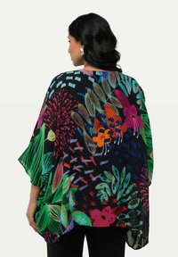 Plynulý černý kimono s živými květinovými a listovými vzory v zelené, růžové, oranžové a fialové barvě. Měkká, lehká tkanina a široké rukávy.