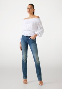 Guess OFF SHOULDER - Bluză - weiß