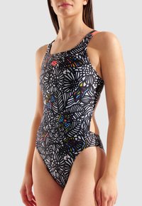 Zwarte tankini met kleurrijke bloemen- en vlinderpatronen, met een hoge uitsnijding en brede bandjes, gemaakt van rekbare stof.