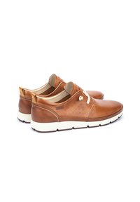 Scarpe in pelle marrone con una finitura liscia. Presentano una suola in gomma bianca, lacci rotondi e perforazioni sui lati per la ventilazione.