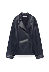 Giubbotto biker in ecopelle di un blu scuro, con ampi revers, zip frontale asimmetrica e tasche laterali con zip, esposto su sfondo bianco.