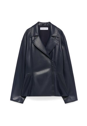 Dunkelblaues Kunstleder-Bikerjacke mit breiten Revers, asymmetrischem Frontreißverschluss und seitlichen Reißverschlusstaschen, präsentiert auf weißem Hintergrund.