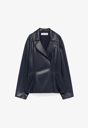 Veste de motard en faux cuir bleu marine foncé avec de larges revers, fermeture éclair asymétrique sur le devant et poches latérales zippées, présentée sur fond blanc.