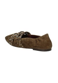 Scarpa bassa in suede marrone con tacco basso e punta affusolata, caratterizzata da diversi borchie argentate e cinghie sulla tomaia. Texture liscia, design minimalista.