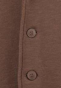 Tessuto a maglia marrone con una consistenza liscia, caratterizzato da due bottoni rotondi marroni sul lato sinistro, posizionati in modo uniforme per la chiusura.