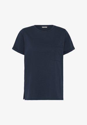 Tricou albastru marin cu mâneci scurte, guler rotund, buzunar pe pieptul stâng, tivuri răsucite la mâneci și mici fante laterale la tiv.