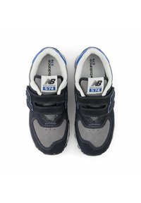 Blaue und graue Sneakers mit einem Obermaterial aus Wildleder und Netzstoff, verstellbaren Klettverschlüssen und einem gepolsterten Schaftrand. Mit Logo und Modellnummer auf der Zunge.