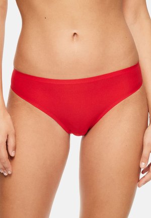 Rote Slips aus glattem Stoff, mit einer niedrigen Passform und nahtlosen Kanten für Komfort. Keine sichtbaren Muster oder Hardware-Details.