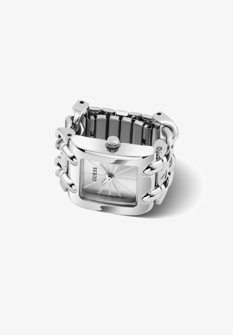 Ασημένιο ρολόι Guess με ορθογώνιο καντράν, καντράν με ακτινωτό σχέδιο, μπρασελέ από μεταλλικούς κρίκους και κορόνα, σε λευκό φόντο.