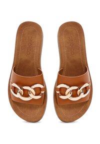 Sandalias marrones de slide con una correa ancha y detalle de cadena dorada. Parte superior de cuero suave, plantilla blanda y costuras a contraste en una suela texturizada.