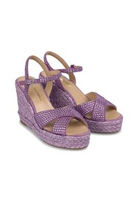 Sandali con zeppa piattaforma viola caratterizzati da una texture intrecciata, con cinturini incrociati e decorati con strass.