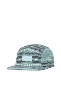 Casquette à cinq panneaux en tissu teal avec des motifs géométriques en noir et crème. Comprend un patch logo bleu clair à l'avant.