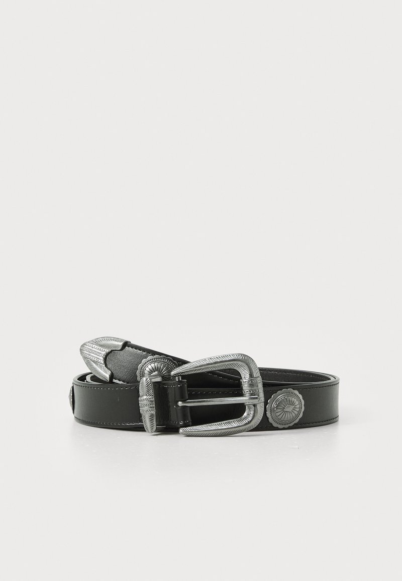 Cinturón de cuero negro con una hebilla plateada decorativa que presenta detalles texturizados. El diseño es elegante con un acabado liso y acentos circulares.