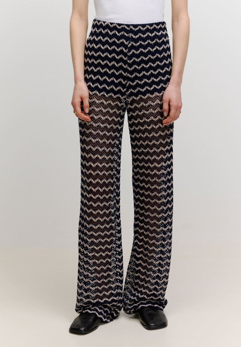 Navy en crème wijde broek met kantpatroon, voorzien van een zigzagontwerp, textuur gebreid materiaal en een hoge tailleband.