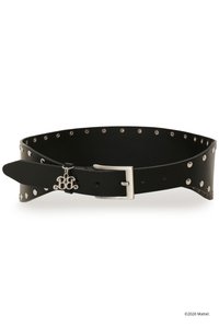 Μαύρη δερμάτινη ζώνη με ασημένια αγκράφα, στρογγυλά μεταλλικά καρφιά κατά μήκος των άκρων και ένα μικρό ασημένιο φυλαχτό κοντά στην αγκράφα.