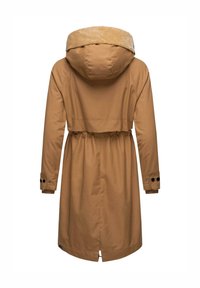 Cappotto marrone di lunghezza media con cappuccio foderato in pelliccia, vita cintrata, maniche lunghe e polsini abbottonati; tessuto liscio e design aerodinamico.