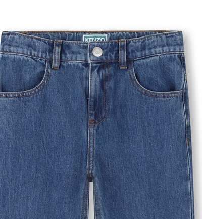 Jeans en denim bleu avec une coupe droite, un design à cinq poches et des coutures orange. Comprend une fermeture à bouton et une étiquette au niveau de la taille.