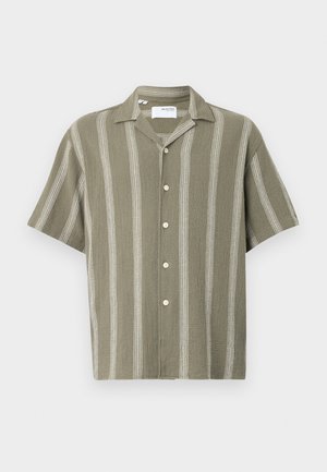 Camisa de manga curta, verde-oliva, com riscas brancas verticais e frente com botões. Feita de tecido texturizado, com gola.