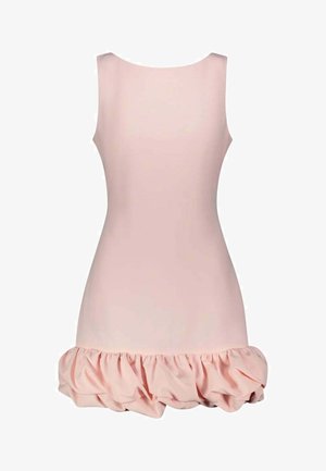 Vestito rosa chiaro senza maniche con corpetto aderente e orlo arruffato sul fondo, mostrato da dietro.