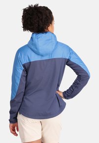 Kapuzenjacke in Marineblau und Hellblau, mit glatter Textur, taillierter Passform und kontrastierenden Farben auf dem Rücken und den Ärmeln.