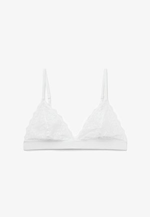 Weißer Spitzen-Bralette mit verstellbaren dünnen Trägern, dreieckigen Cups und einem weichen elastischen Bund unter der Brust auf weißem Hintergrund.