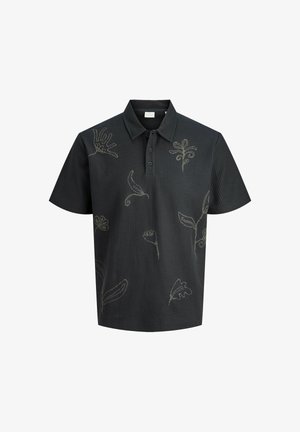 Schwarzes Poloshirt mit texturiertem Finish, versehen mit grünen Blumenstickereien, einem Kragen und einer Knopfleiste mit drei Knöpfen.