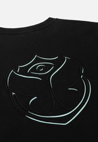 Zwarte katoenen t-shirt met een groot geborduurd ontwerp van een gestileerde roos in lichtblauw, met een opvallend centraal oogmotief.