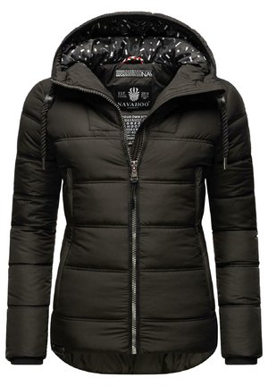 Giacca a vento nera con zip frontale, cappuccio regolabile, polsini a coste e finitura lucida. Foderata con un interno decorato.