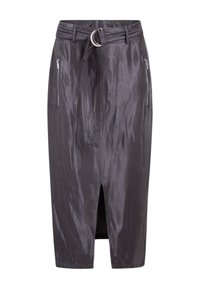 Donkergrijze satijnen rok met een voorknie-split, ceintuurlussen en een metalen ringaccent. Heeft twee met rits gesloten zakken aan de voorkant.