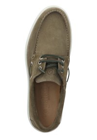 Braune Wildleder-Bootsschuhe mit weißer Gummisohle, Schnürdesign und strukturiertem Obermaterial. Verfügt über gestickte Details und ein Logo auf der Innensohle.