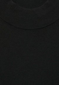 Gros plan d'un tissu noir tricoté à col roulé montrant un col côtelé et une texture lisse sur le corps du vêtement.