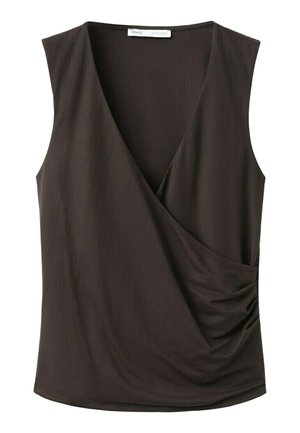 Ärmelloses dunkelbraunes Wickel-Top mit V-Ausschnitt und gerafftem Drapéedetail auf der rechten Seite aus weichem Stoff.