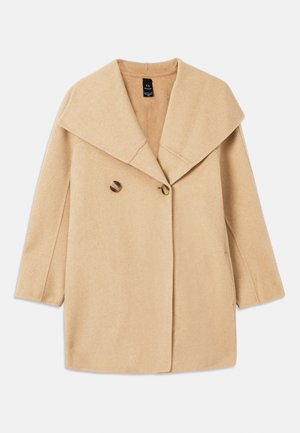 Cappotto beige in misto lana con ampio colletto, chiusura a doppio bottone e maniche a tre quarti. Tessuto morbido e strutturato con una vestibilità su misura.
