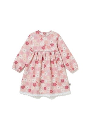 Różowa sukienka niemowlęca z długim rękawem, marszczoną talią, białym i czerwonym kwiatowym wzorem, okrągłym dekoltem, zapięciem na guziki z tyłu i koronkową lamówką na dole.