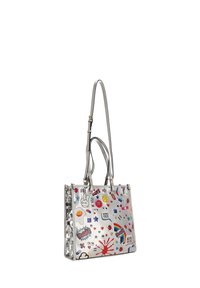 Bolso plateado con dos asas y correa para el hombro, decorado con pegatinas de arte pop coloridas y gráficos estilo cómic.