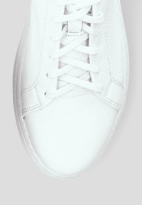 Białe skórzane sneakersy o gładkiej teksturze, zaokrąglonym nosku i klasycznym zapięciu na sznurówki z wzmocnionymi szwami oraz prostym designem.