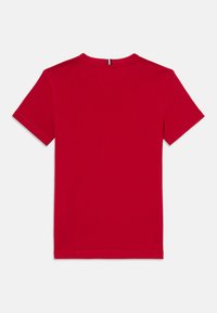 Camiseta corta de manga corta roja de algodón. Presenta un color sólido con un cuello redondo y un ajuste regular, con una costura visible en la parte posterior.