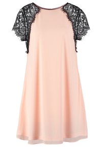 Robe pêche à coupe ample, manches courtes en dentelle noire, encolure ronde, tissu lisse et léger. Accents subtils en voile transparent à l'ourlet.