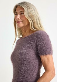 Lilla kortærmet sweater med en blød og fluffy tekstur og en afslappet pasform, med en bred halsudskæring og let cropped ærmer.