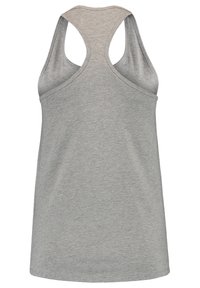 Základní šedý tílko bez rukávů typu racerback vyrobené z měkké, lehké tkaniny s viditelným švem podél okrajů.