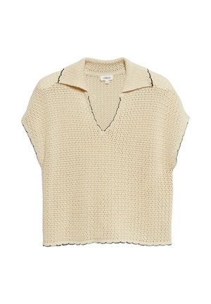 Kremowy sweter z dzianiny z krótkim rękawem, kołnierzykiem, dekoltem w serek i czarnym przeszyciem wzdłuż krawędzi.