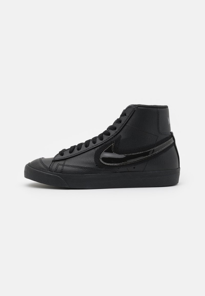 Baskets montantes noires avec une tige en cuir texturé, semelle plate noire et logo Swoosh noir brillant contrastant sur le côté externe.