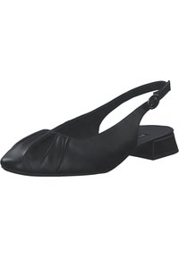 Zapato de piel negra tipo slingback con puntera cuadrada y detalles plisados. Cuenta con un tacón bajo en bloque y una correa ajustable con una hebilla redonda.